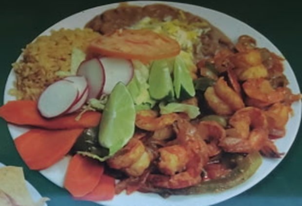 Camarones rancheros plate with rice, radish and lime